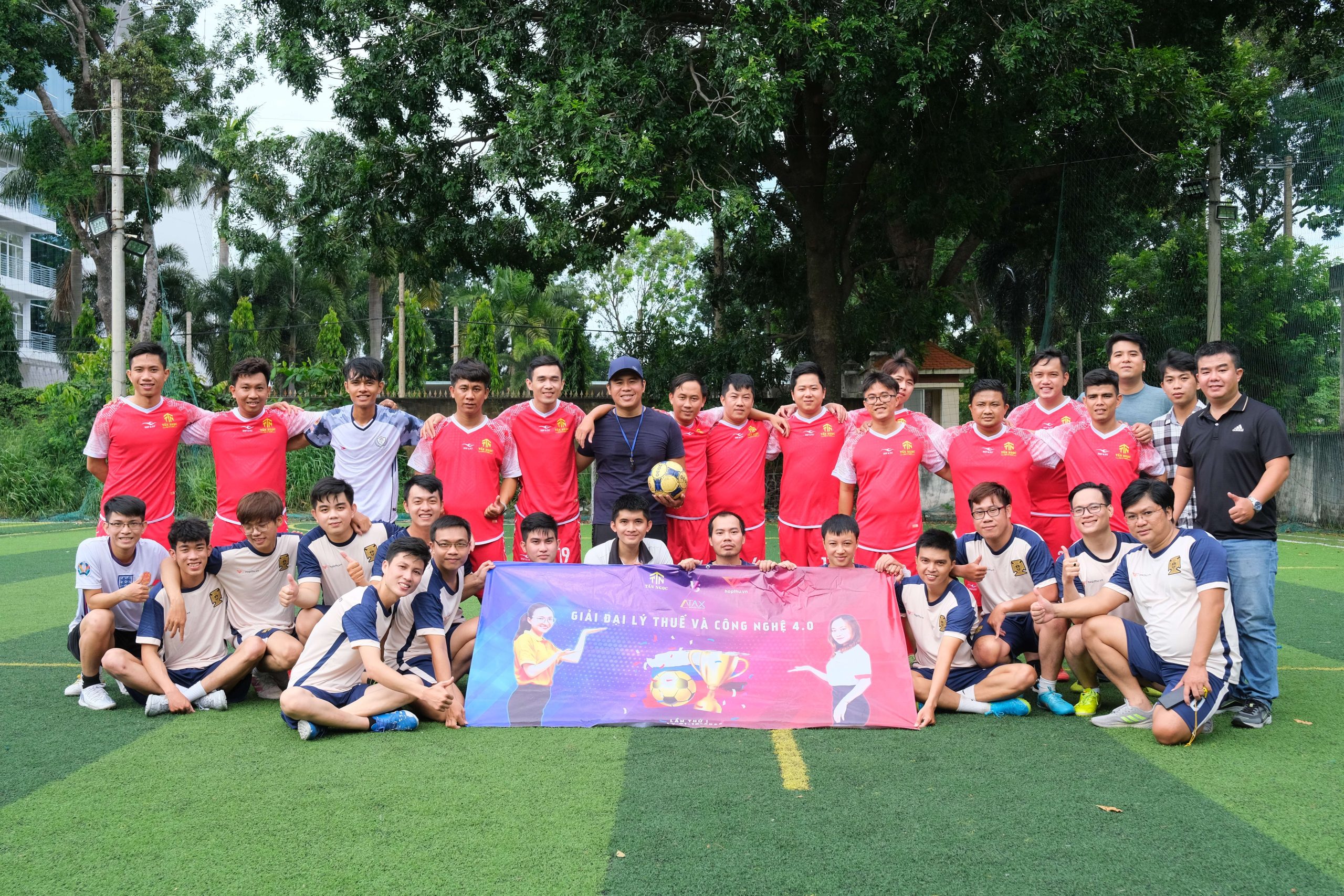 Đội bóng đá nam giữa Đại Lý Thuế và Công Nghệ 4.0